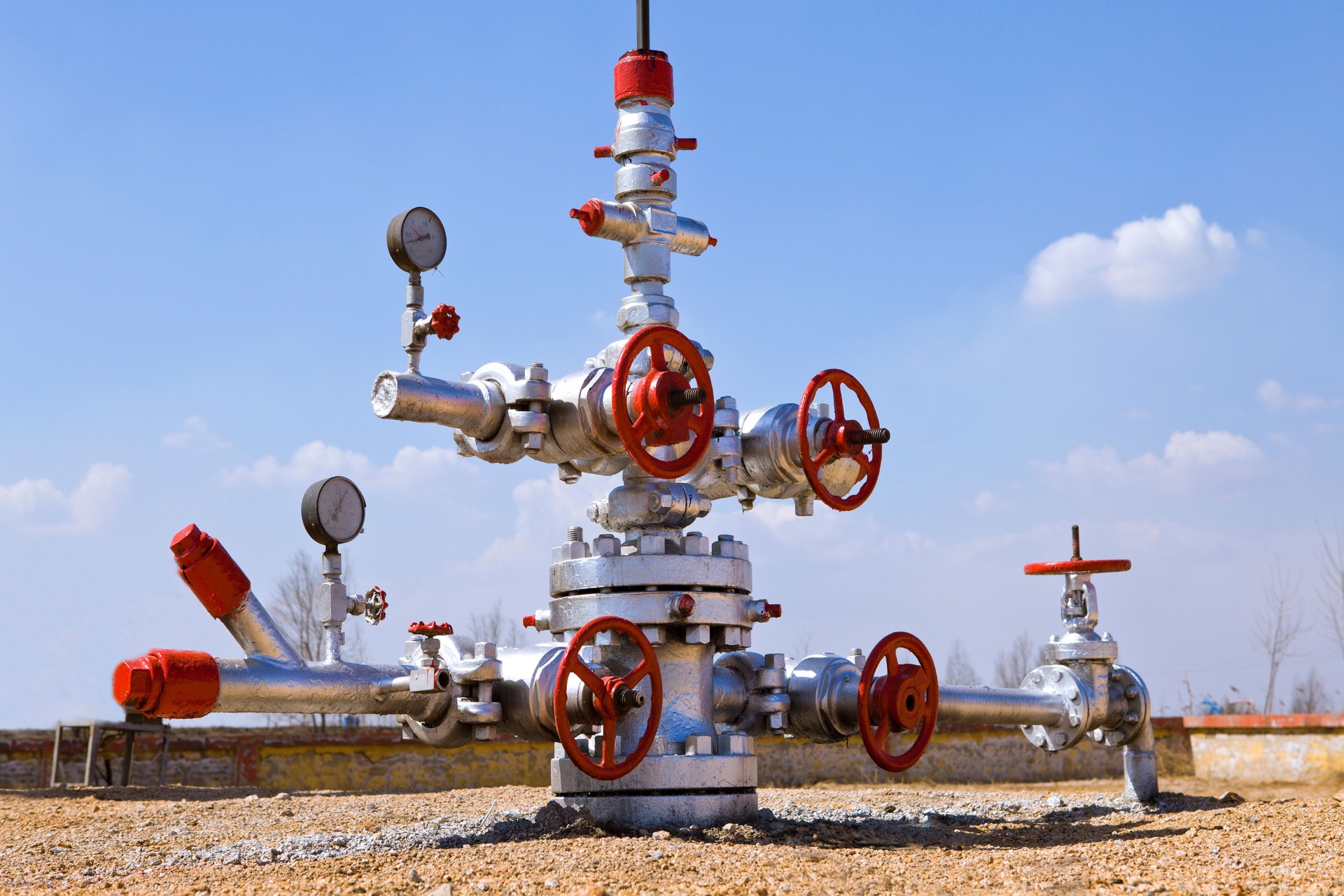 Picture of an oil wellhead with multiple heads